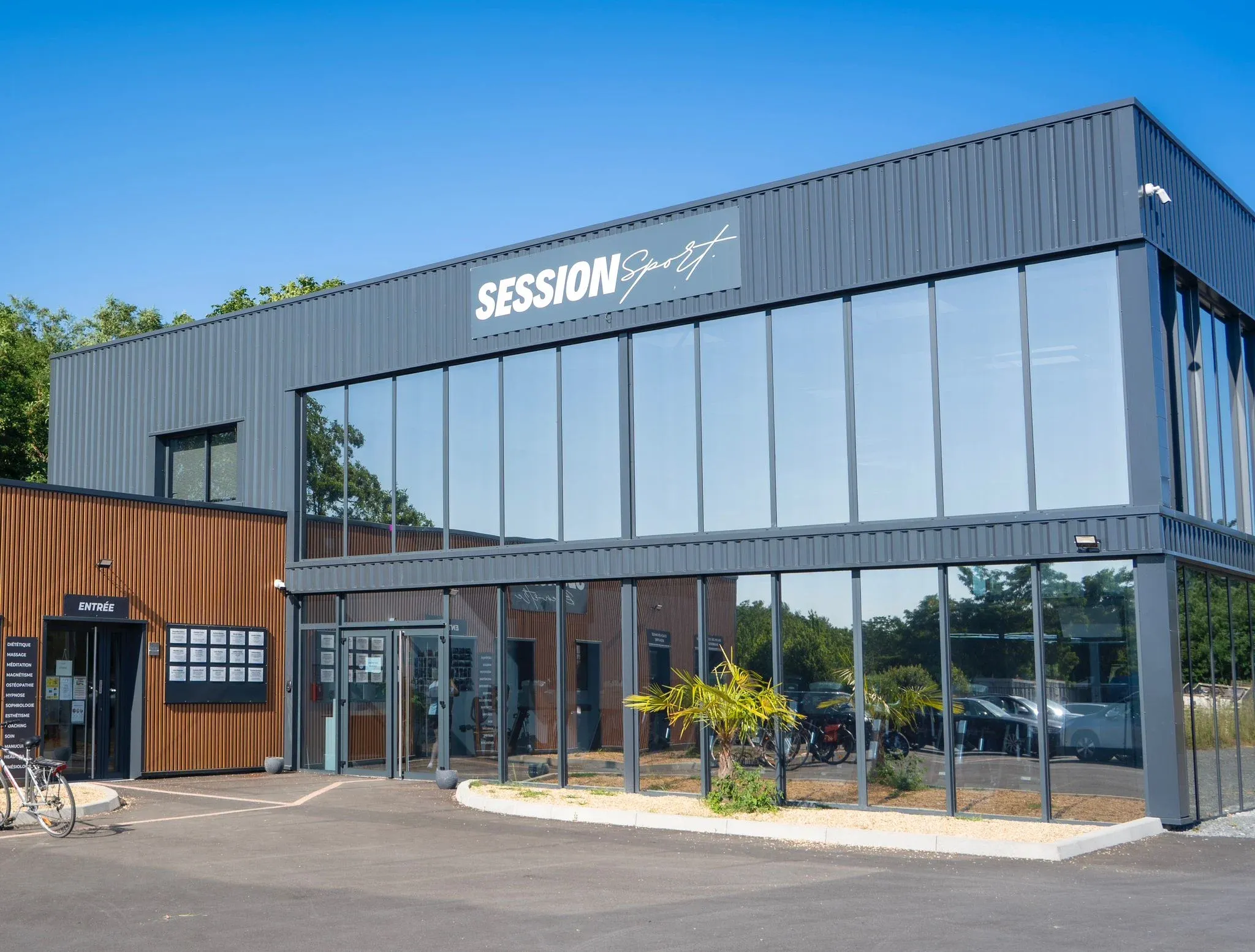 Façade extérieure du bâtiment Session Sport avec son enseigne et son entrée.