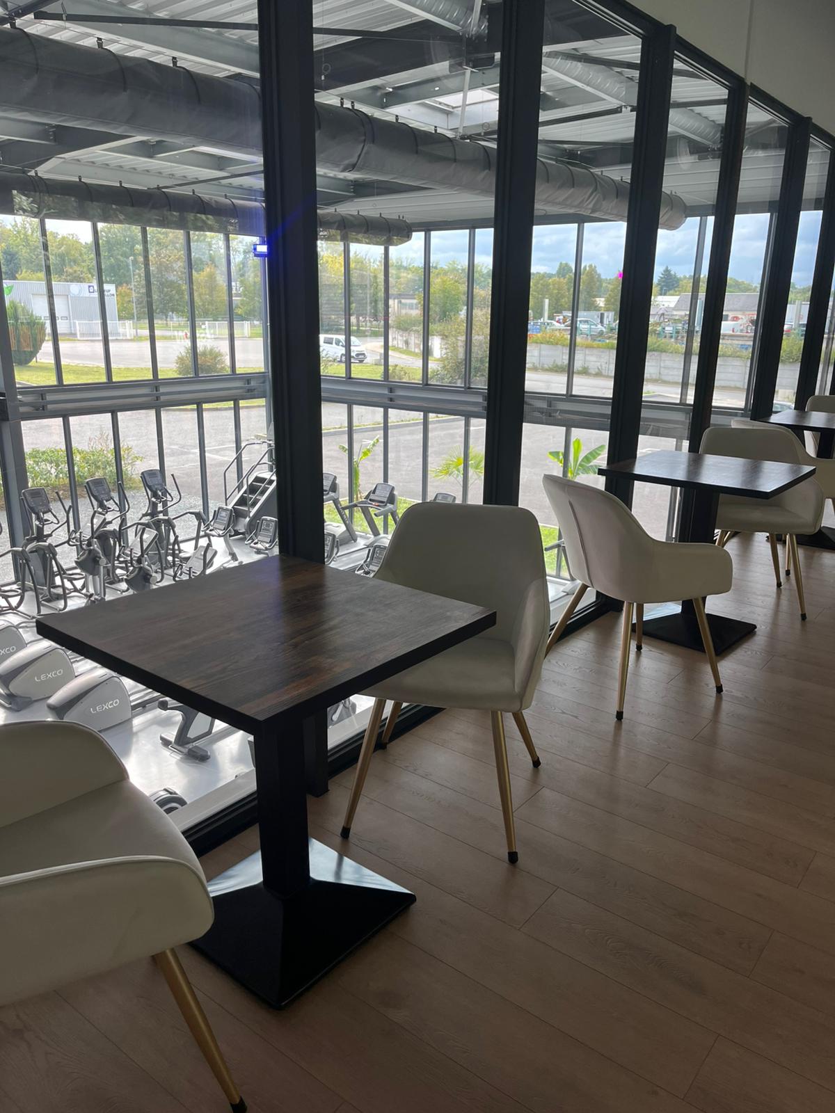 Espace d'accueil et de détente de Session Sport avec vue sur la salle.